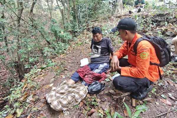 Seorang Warga Terjatuh saat Mencari Melinjo di Gunung Gede Bojonegara, TIM SAR Banten Lakukan Evakua