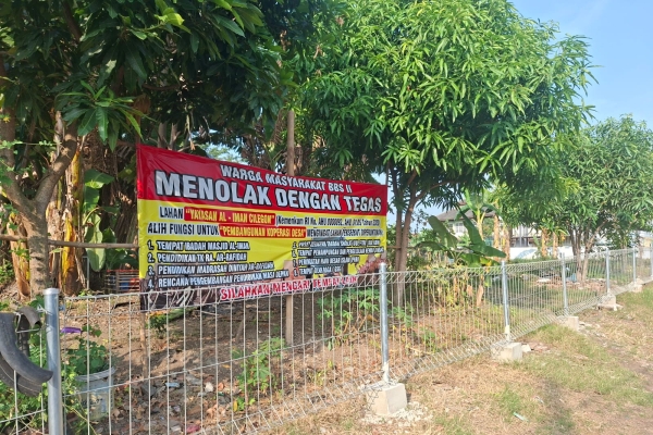 Warga BBS II Cilegon Bentangkan Spanduk Penolakan Pembangunan KKMP di Jalan Kamboja