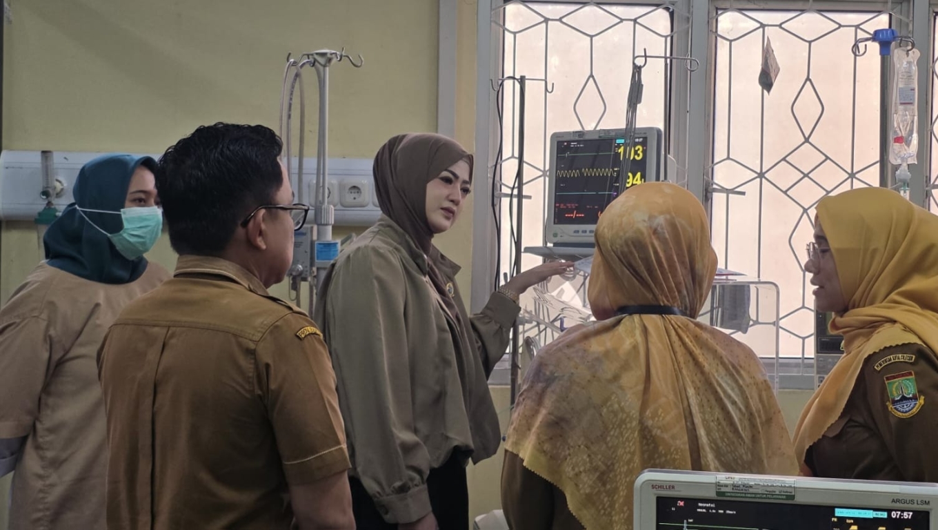 Alfi Robinsar melihat kondisi bayi yang ditemukan terlantar.(Foto: Babe Banten)