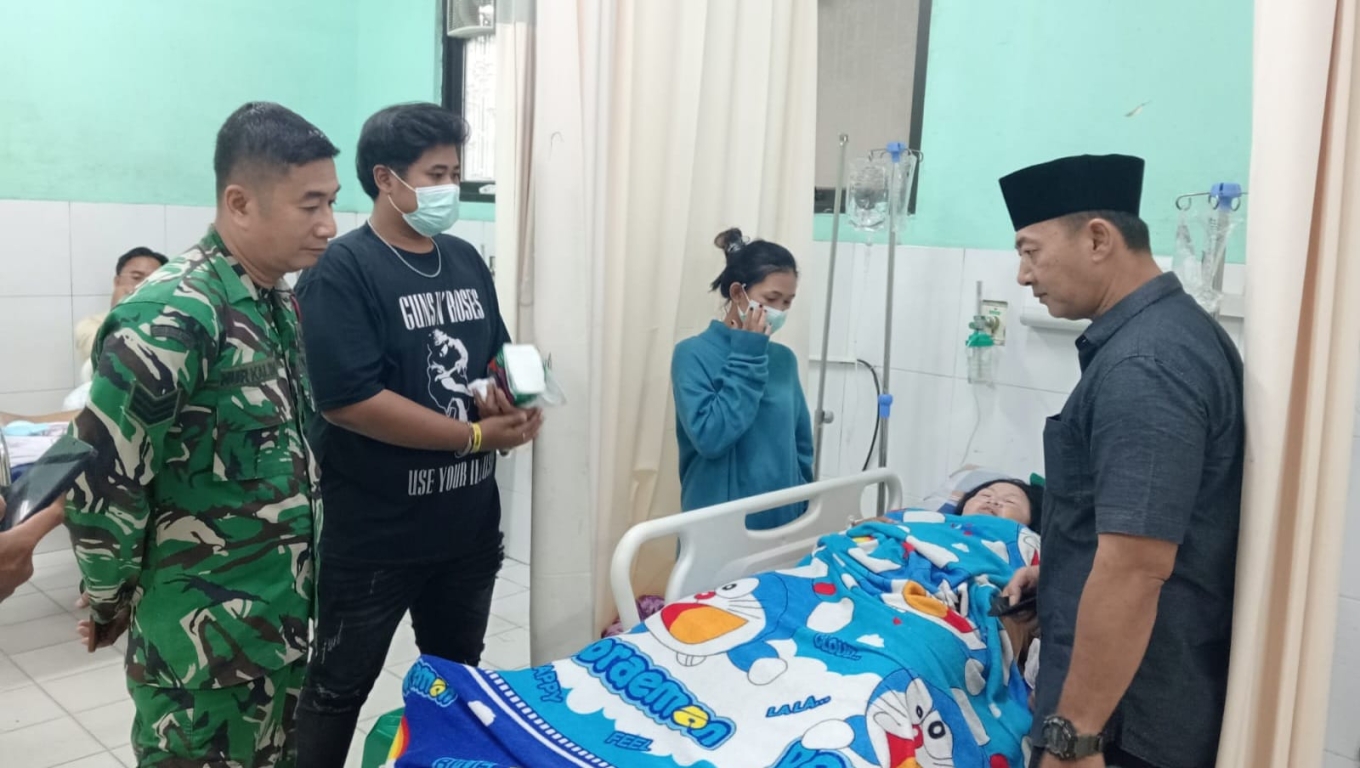 Lurah Sukmajaya Irfan Sonhaji saat menjenguk warganya yang menjadi korban ledakan tabung gas 3 kilogram di RSUD Cilegon.(Foto: Istimewa)