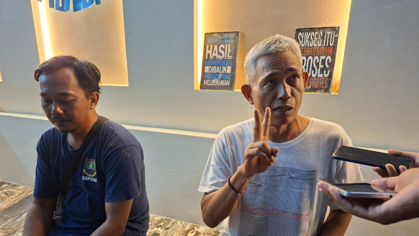 Official Manager, Uung Rosdiana dan Pelatih SSB Citra, Totok Supriyanto saat memberikan keterangan kepasa wartawan.(Foto: Babe Banten)