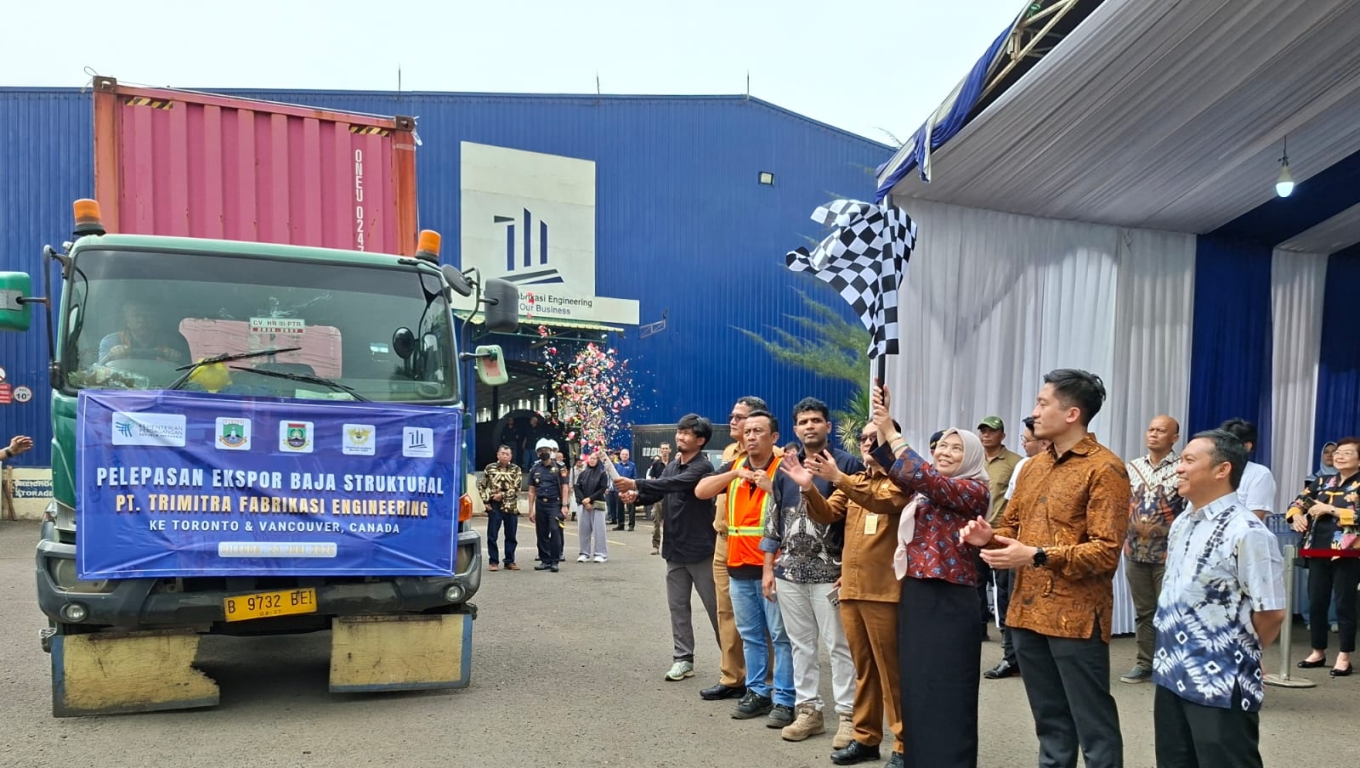 Direktur Jenderal Pengembangan Ekspor Nasional Kementerian Perdagangan, Fajarini Puntodewi melepas ekspor baja struktur di PT Trimitra Fabrikasi Engineering, Cilegon.(Foto: Babe Banten)