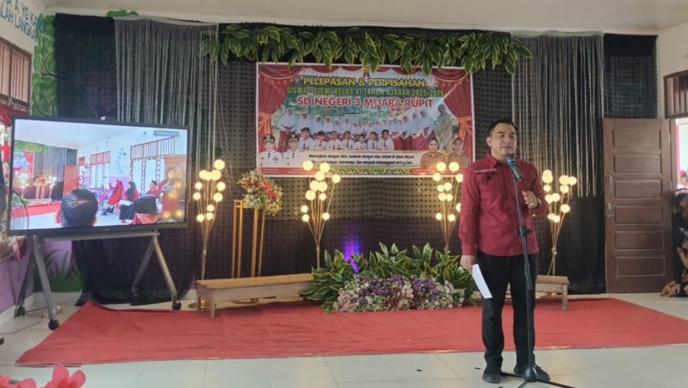 Kepala SDN 3 Muara Rupit, Candra Melati Putra saat menyampaikan sambutannya dalam acara pelepasan dan perpisahan siswa - siswi kelaa VI.(Foto: Istimewa)