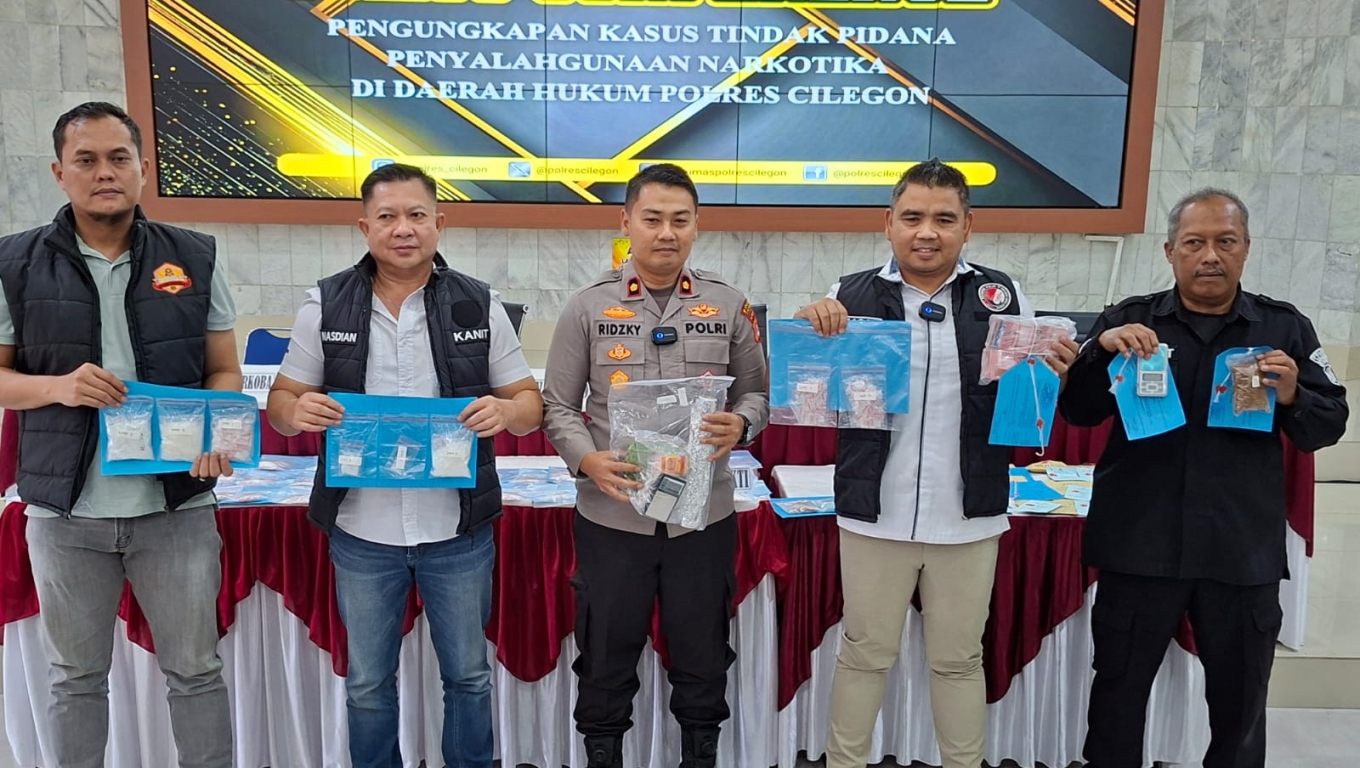 Wakapolres Cilegon Kompol Mochamad Ridzky Salatun saat memimpin Press Release kasus narkoba.(Foto: Babe Banten)