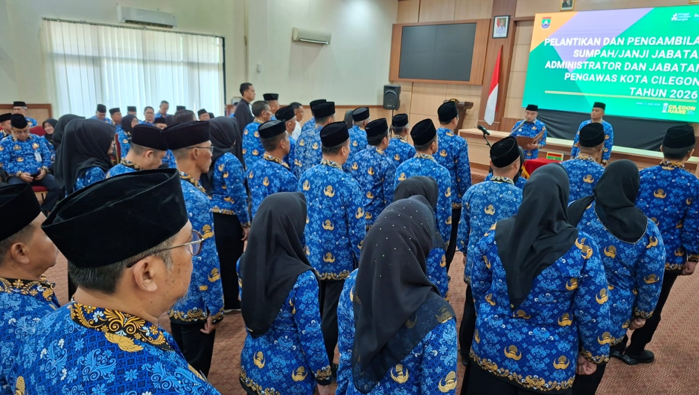 Walikota Cilegon Robinsar saat melantik 36 pejabat eselon III dan IV di Aula Setda II. (Foto: Babe Banten)
