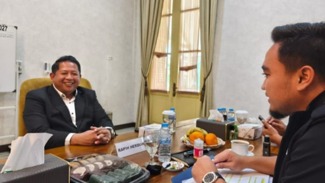 Rapih Herdiansyah, Calon Komisaris Independen PT PCM saat diwawancara oleh Walikota Cilegon. (Foto: Istimewa)