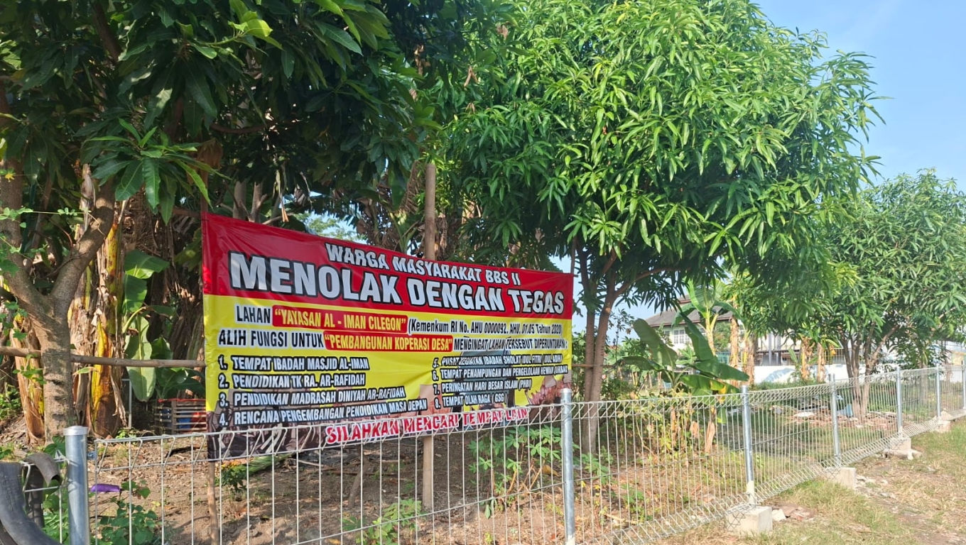Spanduk menolakan pembangunan KKMP terbentang di Jalan Kamboja Kelurahan Ciwedus, Kota Cilegon. (Foto: Babe Banten) 