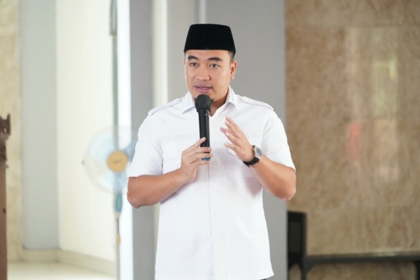 Walikota Cilegon Robinsar Berikan Kadedeuh Kepada Peserta Kafilah Berprestasi di MTQ XXIII Banten