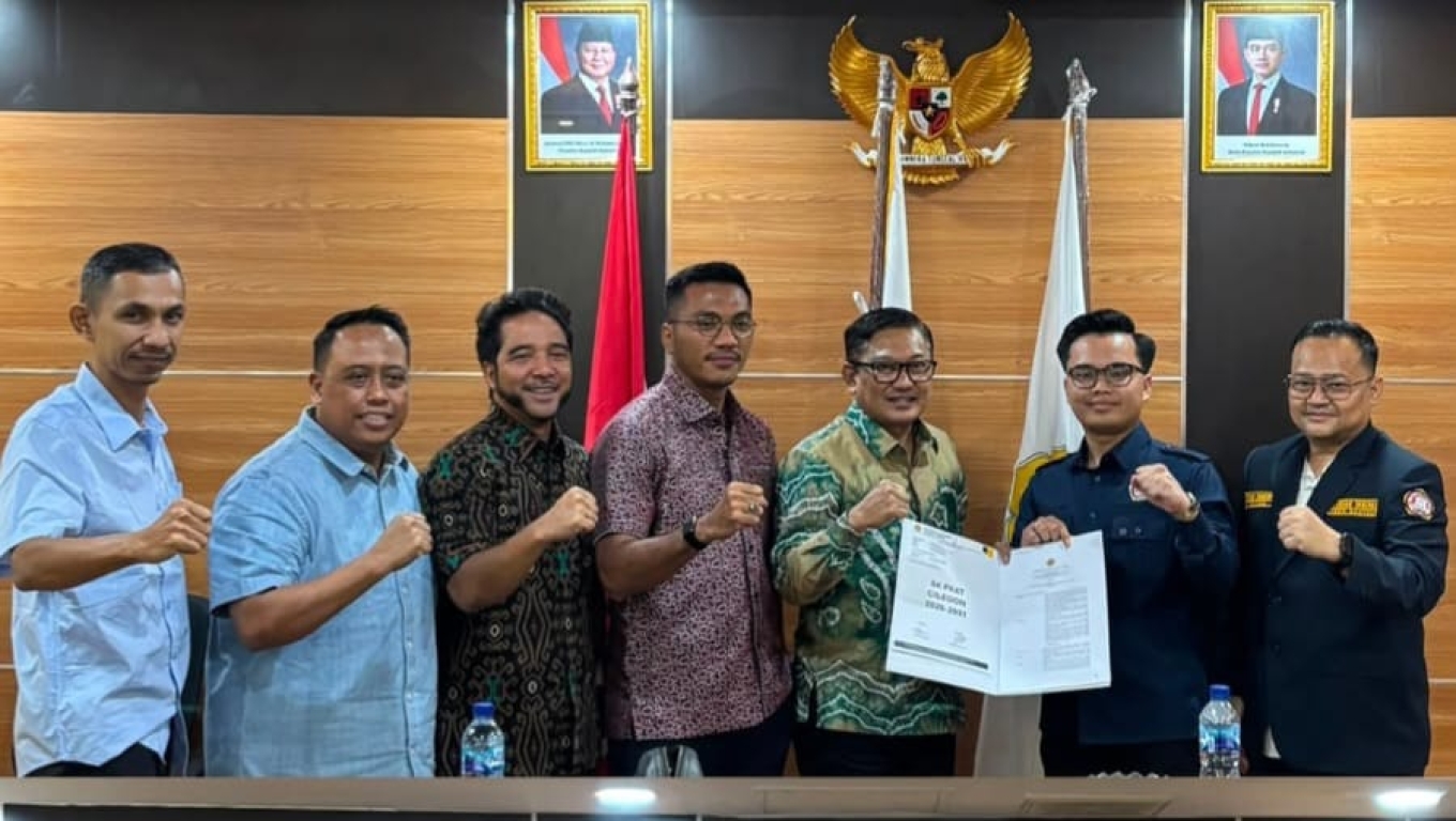 Ketua Karang Taruna (KT) Kota Cilegon periode 2026 - 2031, Ahmad Aflahul Aziz, resmi menerima Surat Keputusan (SK) dari Pengurus Nasional Karang Taruna (PNK). (Foto: Istimewa)