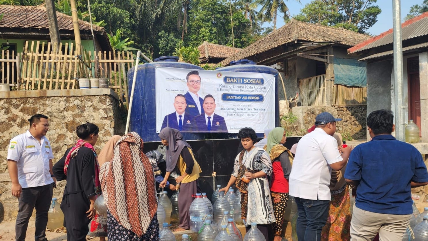 Karang Taruna Kota Cilegon salurkan bantuan air bersih kepada masyarakat di Gunung Batur Tembulun Kecamatan Pulomerak.(Foto: Babe Banten)