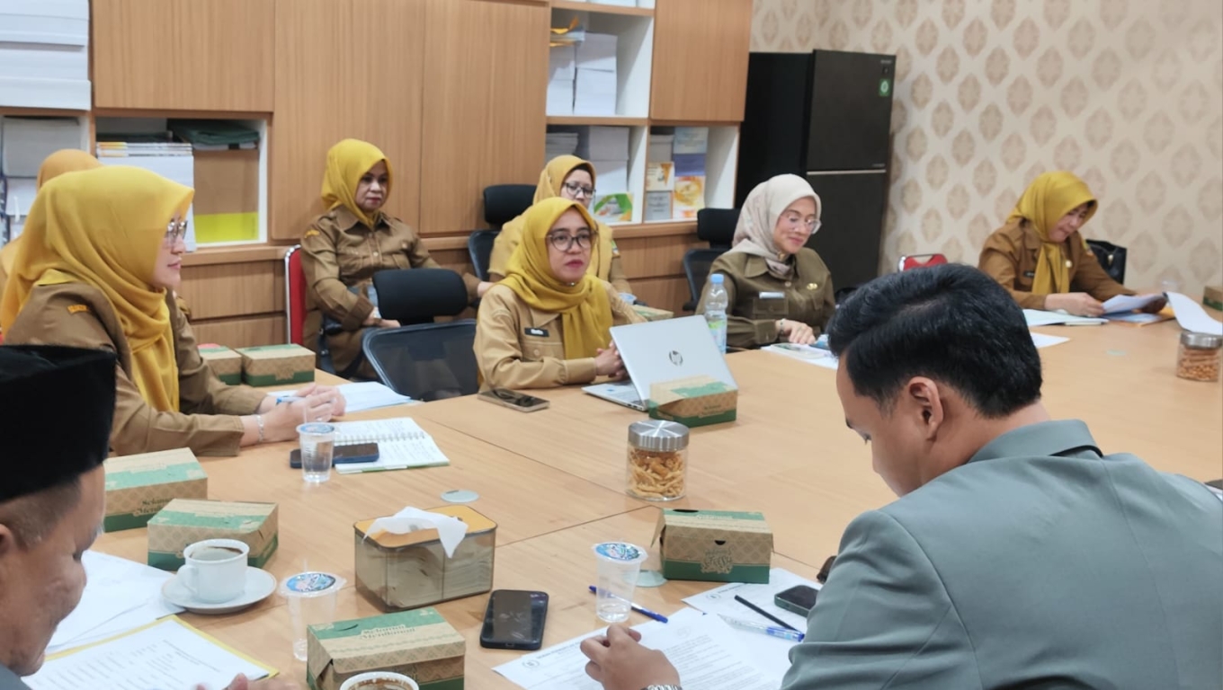 Suasana rapat dengar pendapat antara Komisi II DPRD Cilegon dengan RSUD dan Disnaker Cilegon. (Foto: Babe Banten)