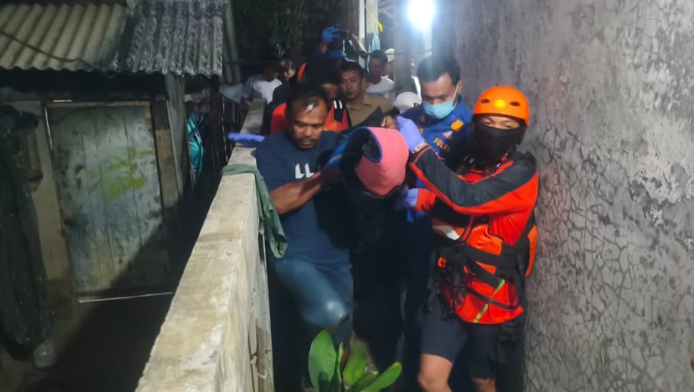 Tim SAR mengevakuasi jasad Dace Hidayat yang tenggelam di Perairan Bagedur, Kabupaten Lebak. (Foto: Istimewa)