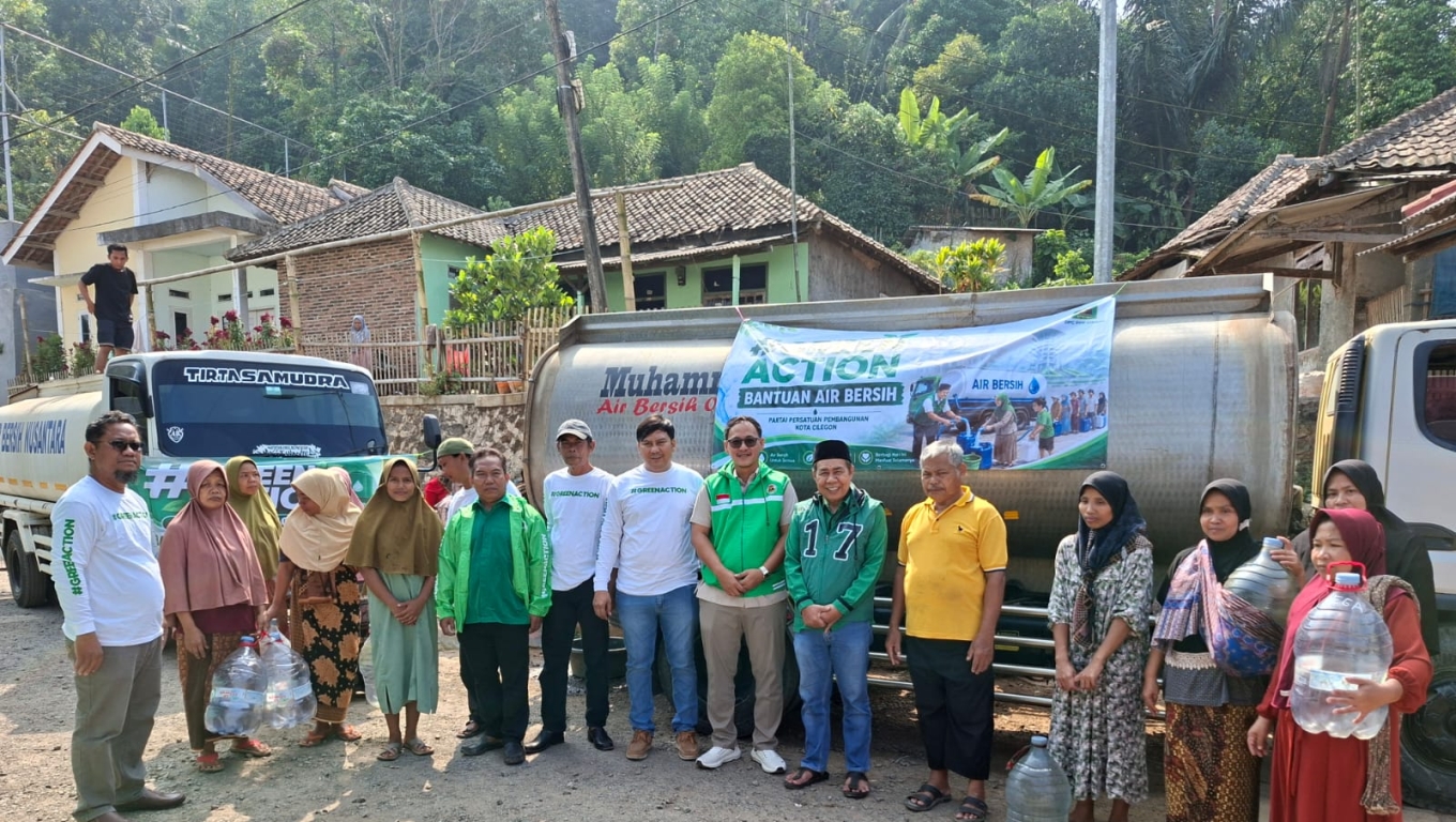 Jajaran Pengurus DPC PPP Kota Cilegon saat menyalurkan bantuan air bersih di wilayah Gunung Batur dan Tembulun, Kelurahan Mekarsari, Kecamatan Pulomerak. (Foto: Babe Banten)
