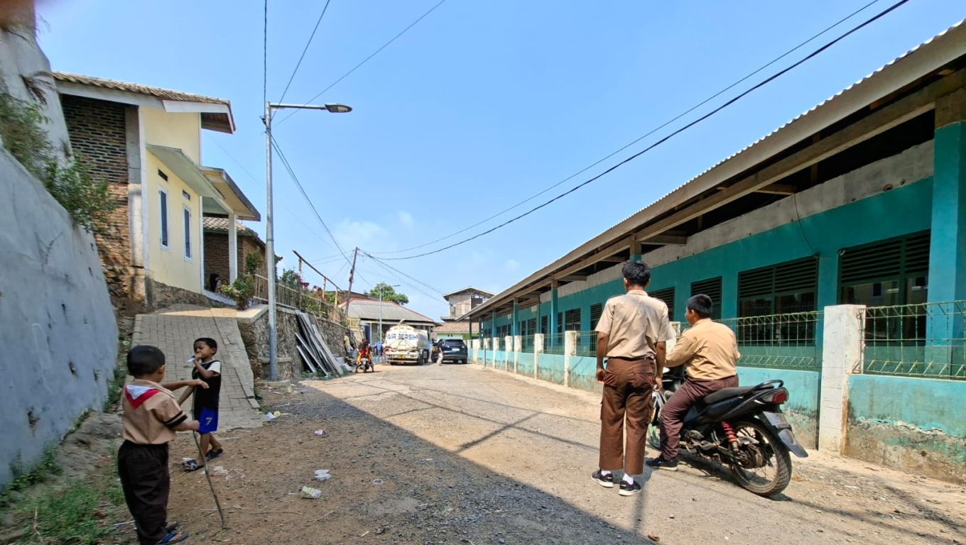 Sejumlah anak sekolah di Lingkungan Gunung Batur, Kelurahan Mekarsari, Kecamatan Pulomerak, Kota Cilegon.(Foto: Babe Banten)
