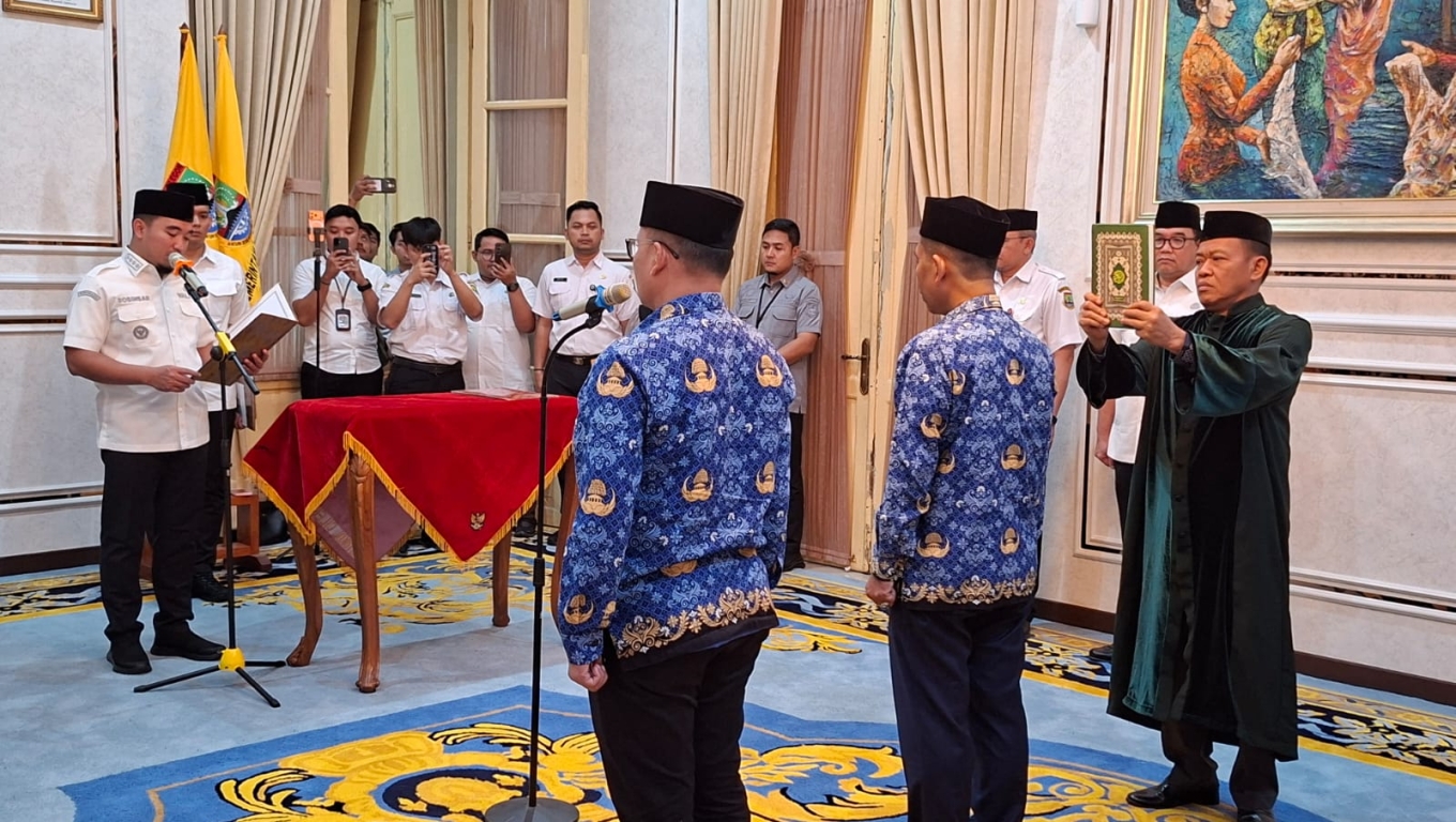 Walikota Robinsar saag melantik Heri Mardiana dan Agus Zulkarnain di Rumah Dinas Walikota Cilegon. (Foto: Babe Banten)