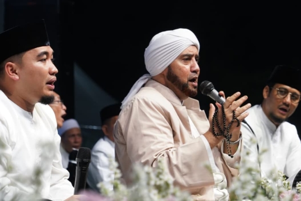 Hadiri Cilegon Bersholawat bersama Habib Syech, Ribuan Masyarakat Padati Alun - alun