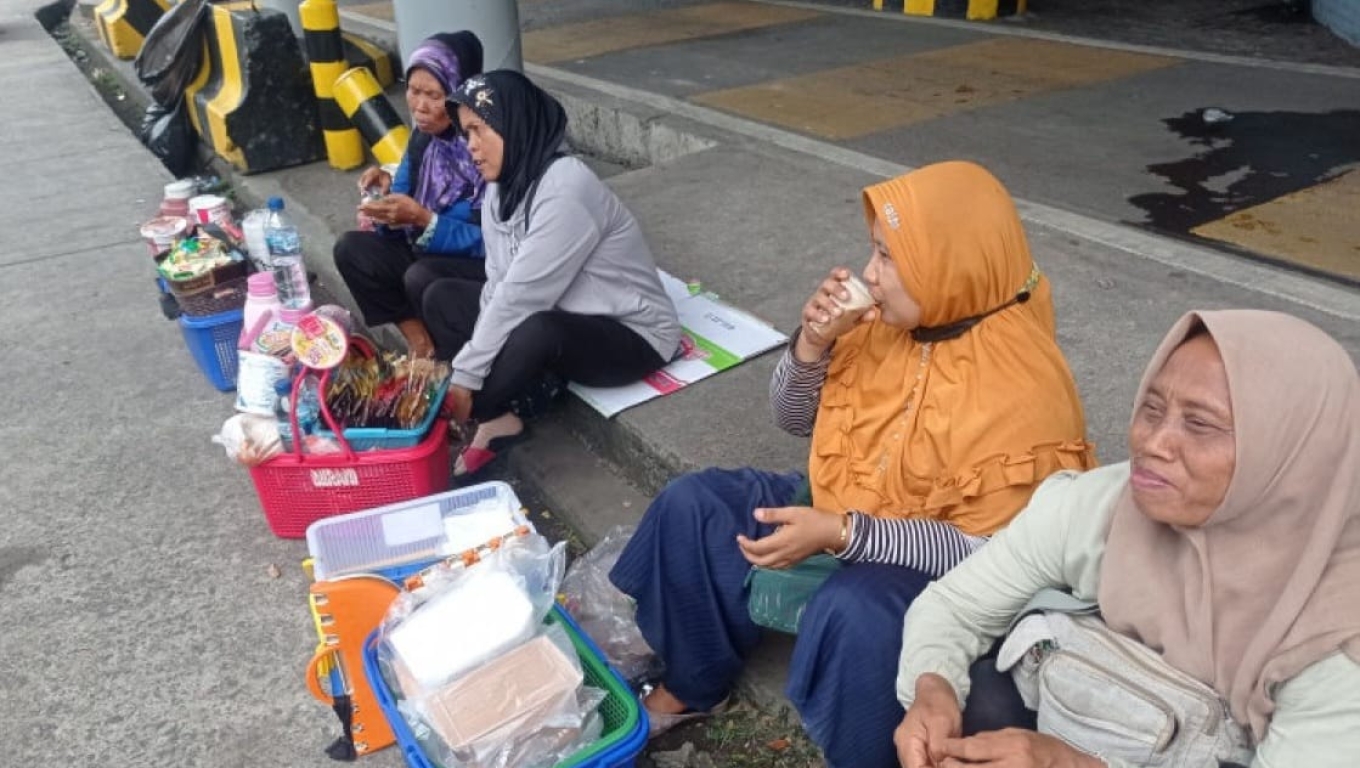 Pedagang asoangan di Pelabuhan Merak.(Foto: Istimewa)