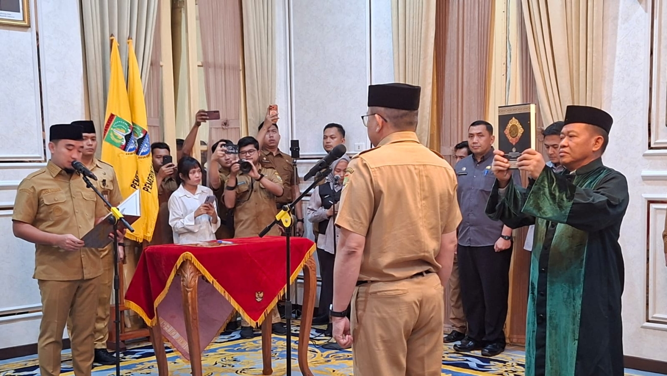 Walikota Robinsar melantik Ahmad Aziz Setia Ade Putra sebagai Sekda Cilegon.(Foto: Babe Banten)