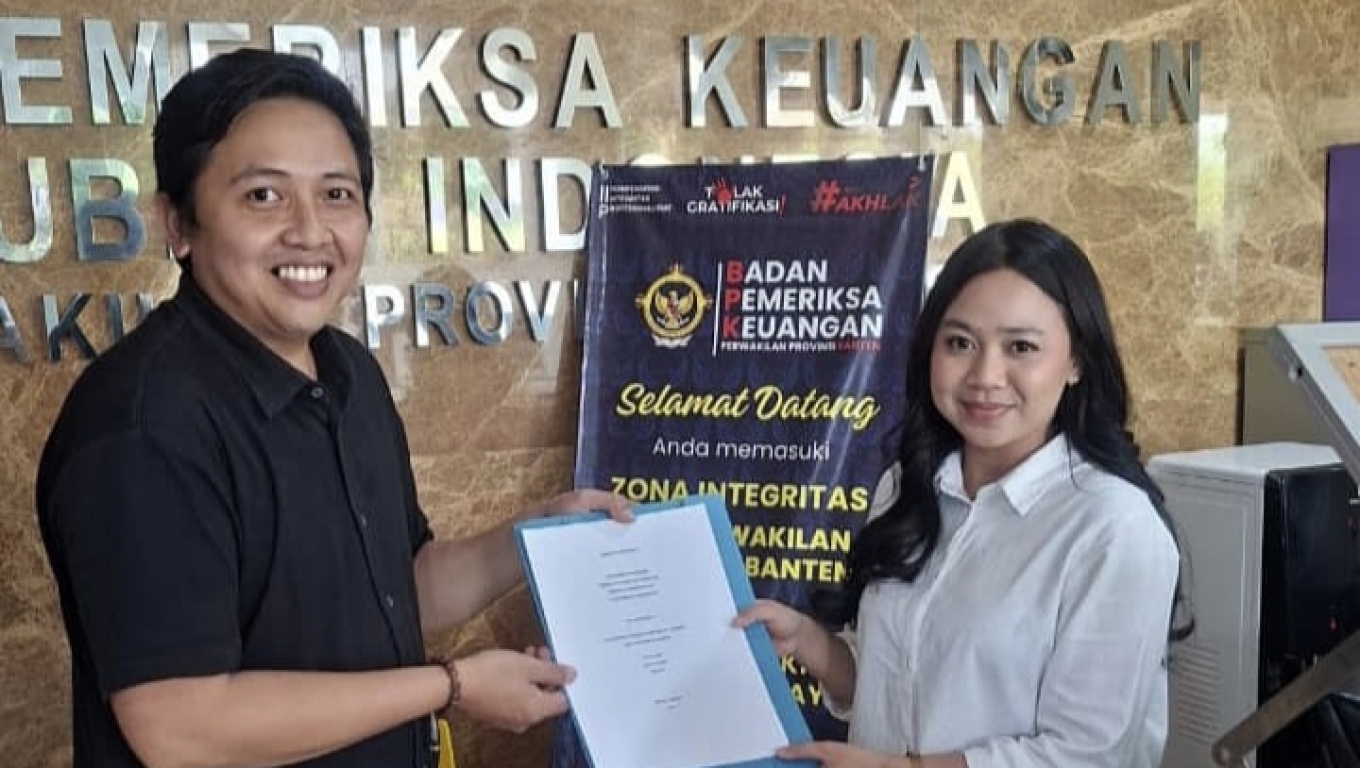Ketua Umum Barisan Milenial Banten, Sandra Permana saat mendatangi BPK RI Perwakilan Banten.(Foto: Istimewa)