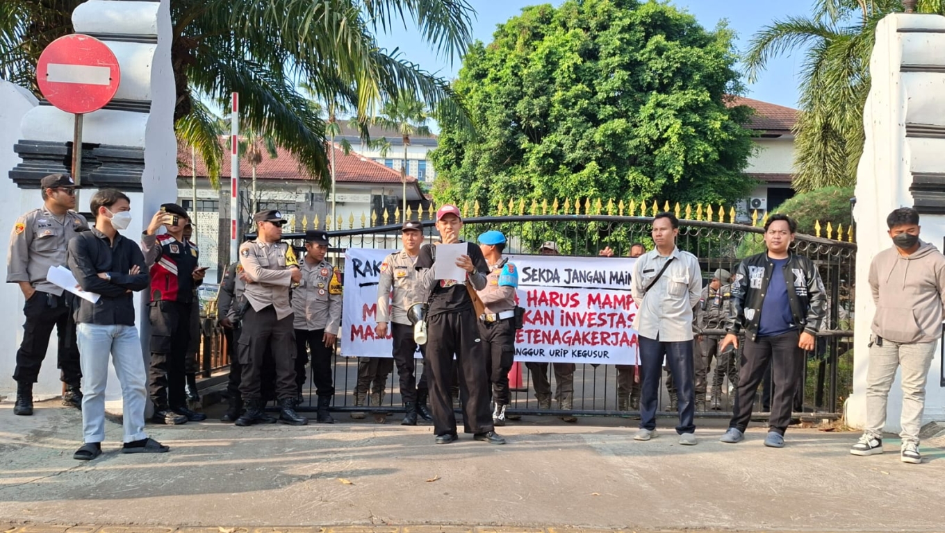 Aksi unjuk rasa mahasiswa di depan Kantor Walikota Cilegon.(Foto: Babe Banten)