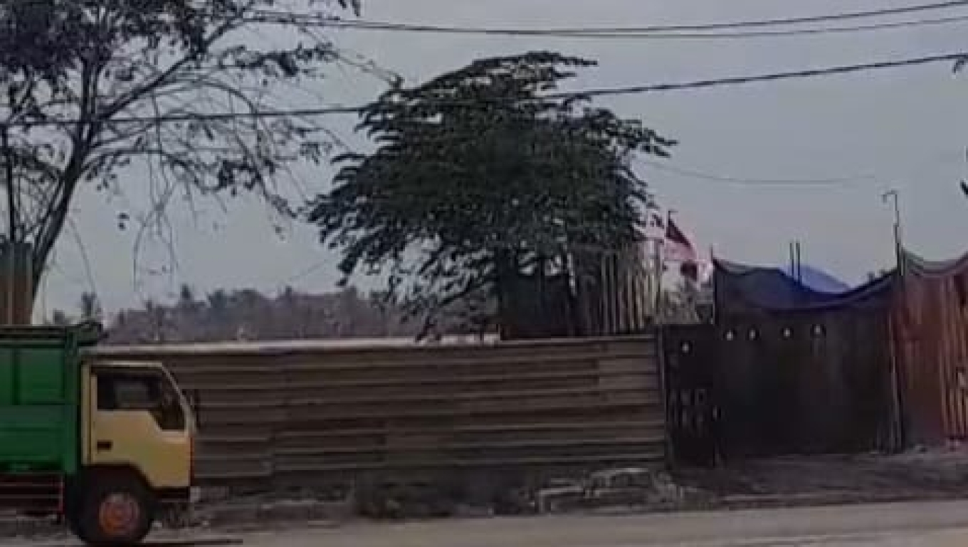 Sebuah stocklile batu bara yang diduga mencemari lingkungan warga perumahan Taman Cilegon Cilegon.(Foto: Istimewa)