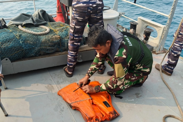 Kapal TNI AL Temukan Pelampung saat Proses Pencarian 5 Jurnalis yang Hilang Kontak di Selat Sunda