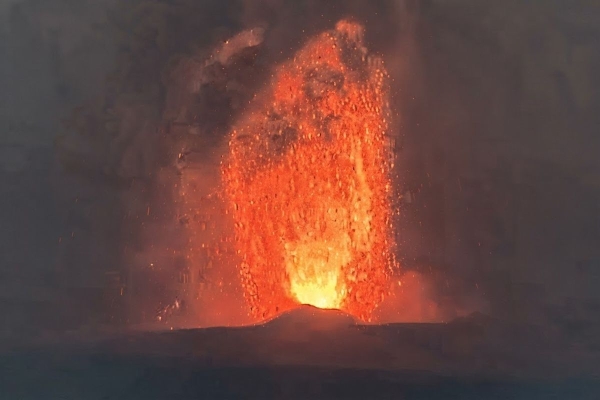 Kembali Meletus Minggu Dini Hari, Warga Diminta Tidak Beraktifitas Dekat Gunung Anak Krakatau