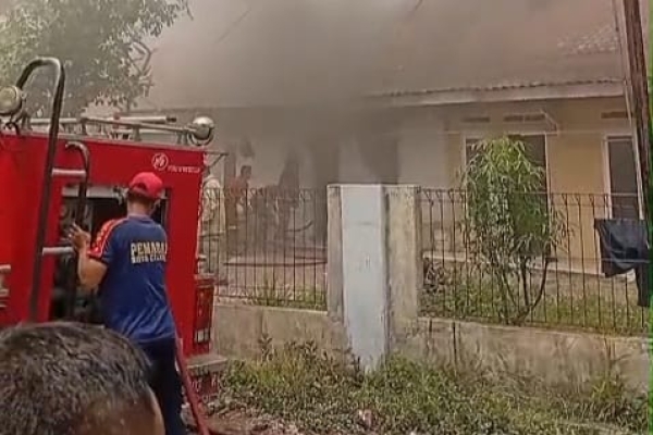 Anak Main Api Menyebabkan Rumah Kontrakan di Purwakarta Cilegon Terbakar