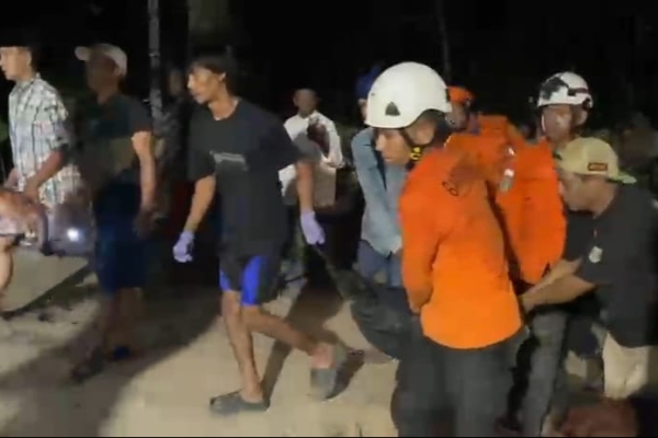 Dalam Kondisi Meninggal, Tim SAR Berhasil Mengevakuasi Korban Longsor  Sumur di Lebak Banten