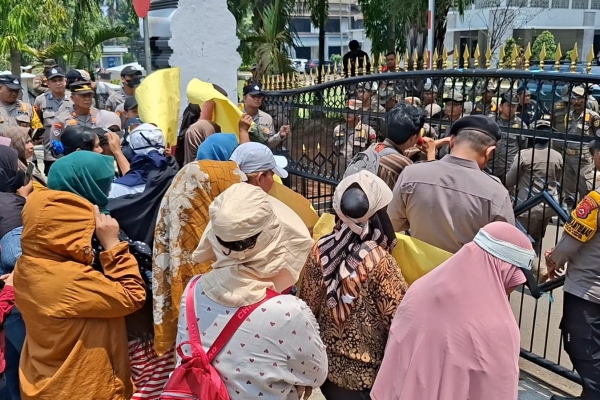 Demo di Kantor Walikota Cilegon, Pedagang Kecil Bonakarta Sebut Robinsar Arogan