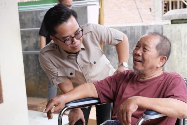 Kader Prabowo di Kota Cilegon Bantu Kursi Roda dan Tongkat Kepada Warga Lansia