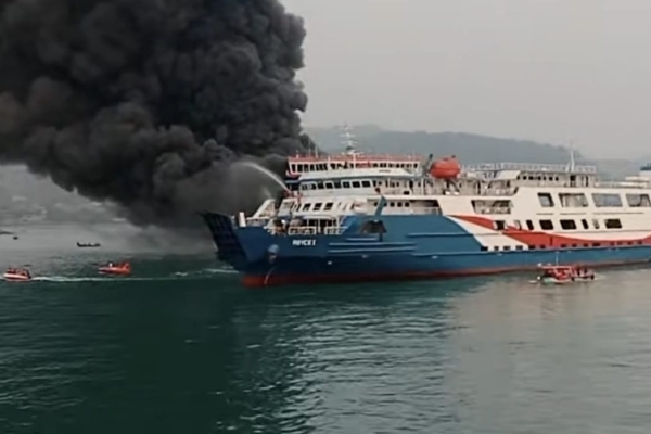 KMP Batu Mandi Terbakar di Pelabuhan Merak, Evakuasi Penumpang Terus Dilakukan