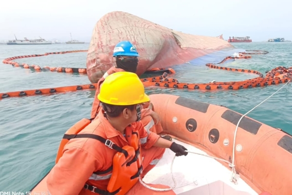 Lokasi Tenggelamnya KMP Batumandi Telah Dipasang Buoy Penanda Bahaya dan Oil Boom