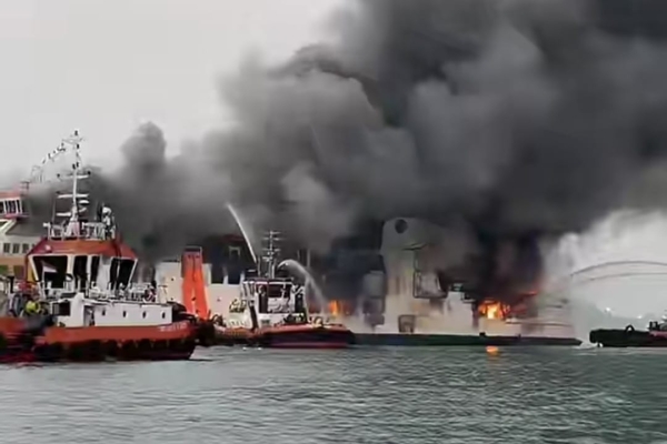 Proses Pemadaman Kapal Feri Batu Mandi yang Terbakar di Pelabuhan Merak Terus Dilakukan