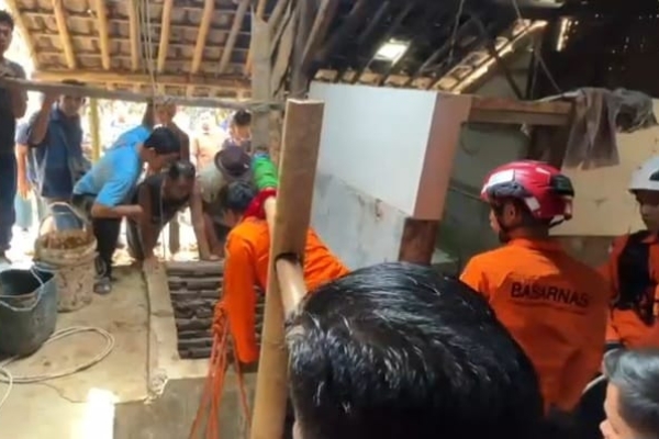 Seorang Warga di Kabupaten Lebak Dilaporkan Tertimbun Longsor, Tim SAR Lakukan Evakuasi