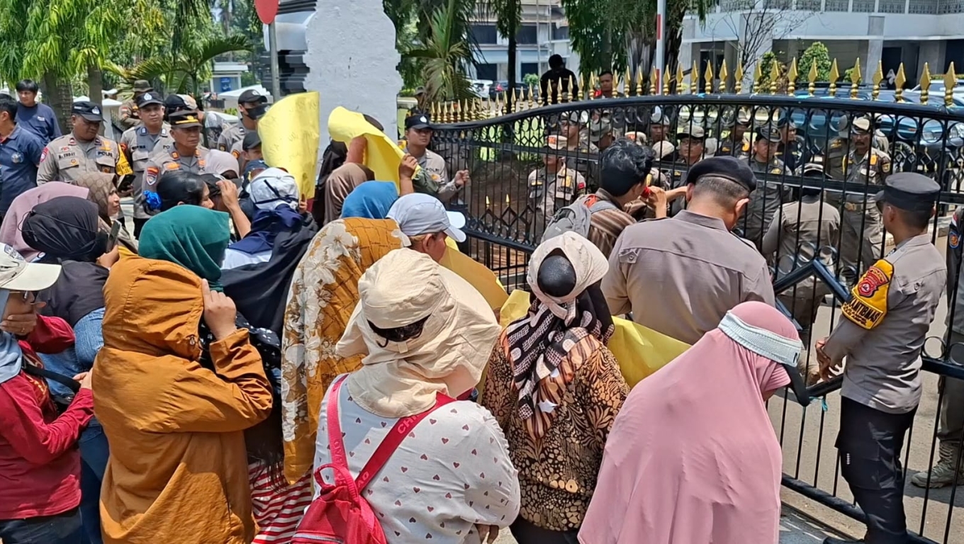 Demo pedagang kecil di depan Kantot Walikota Cilegon.(Foto: Babe Banten)