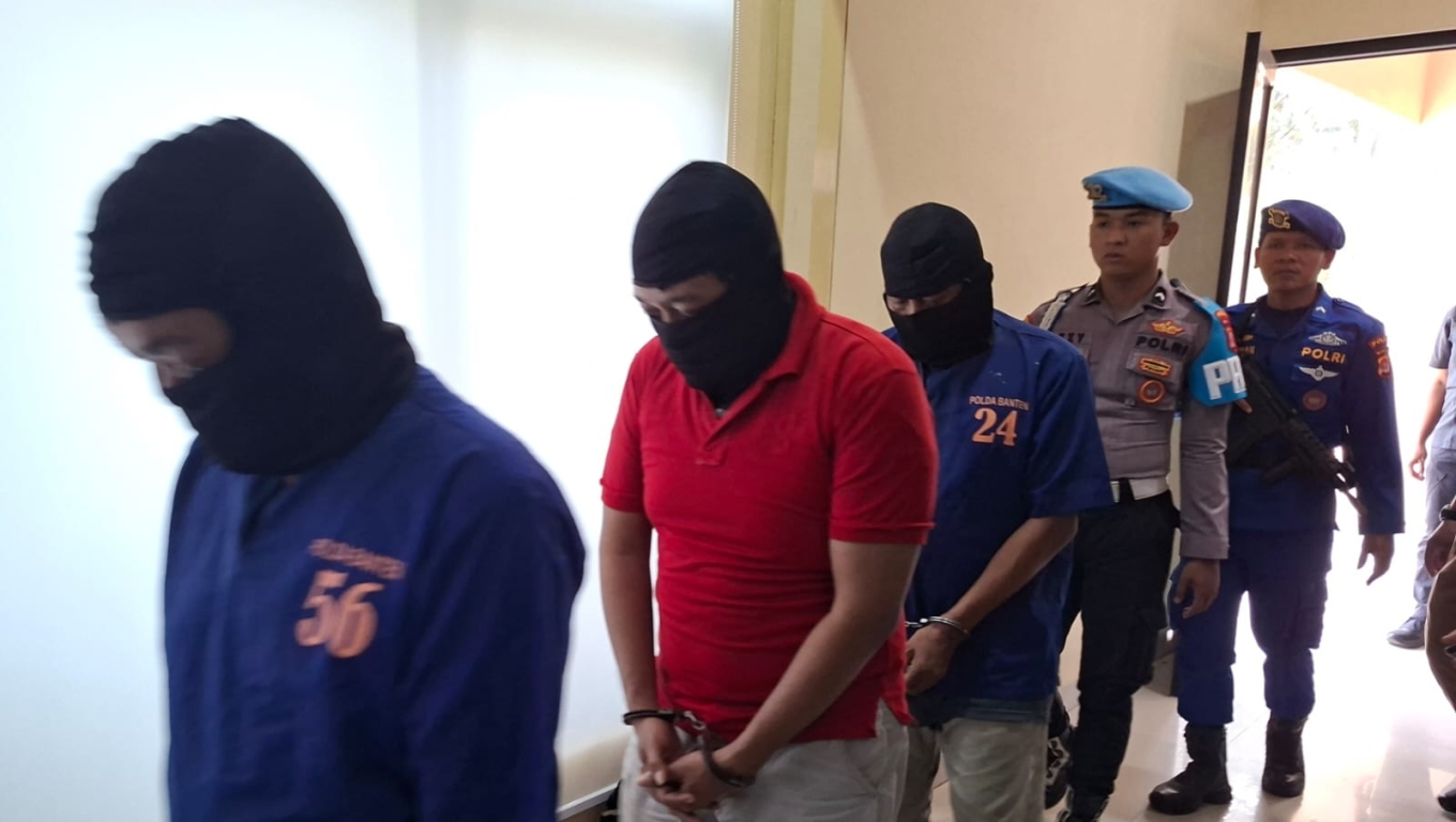 Dua perompak dan penadah yang ditangkap Direktorat Polairud Polda Banten. (Foto: Babe Banten)
