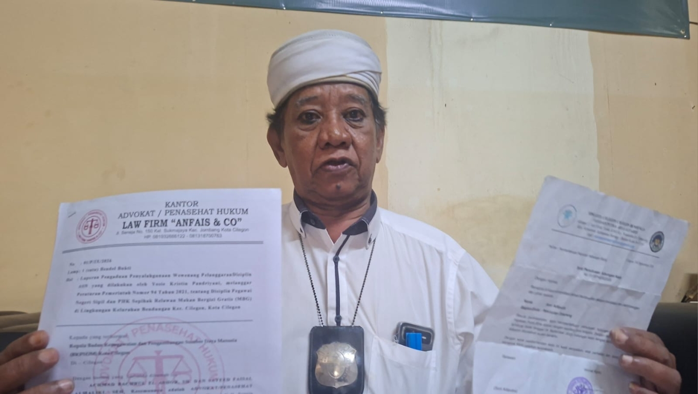 Kuasa hukum pelapor, Achmad Bachrul El Ansor menunjukkan bukti laporan dan surat PHK (Foto: Babe Banten)