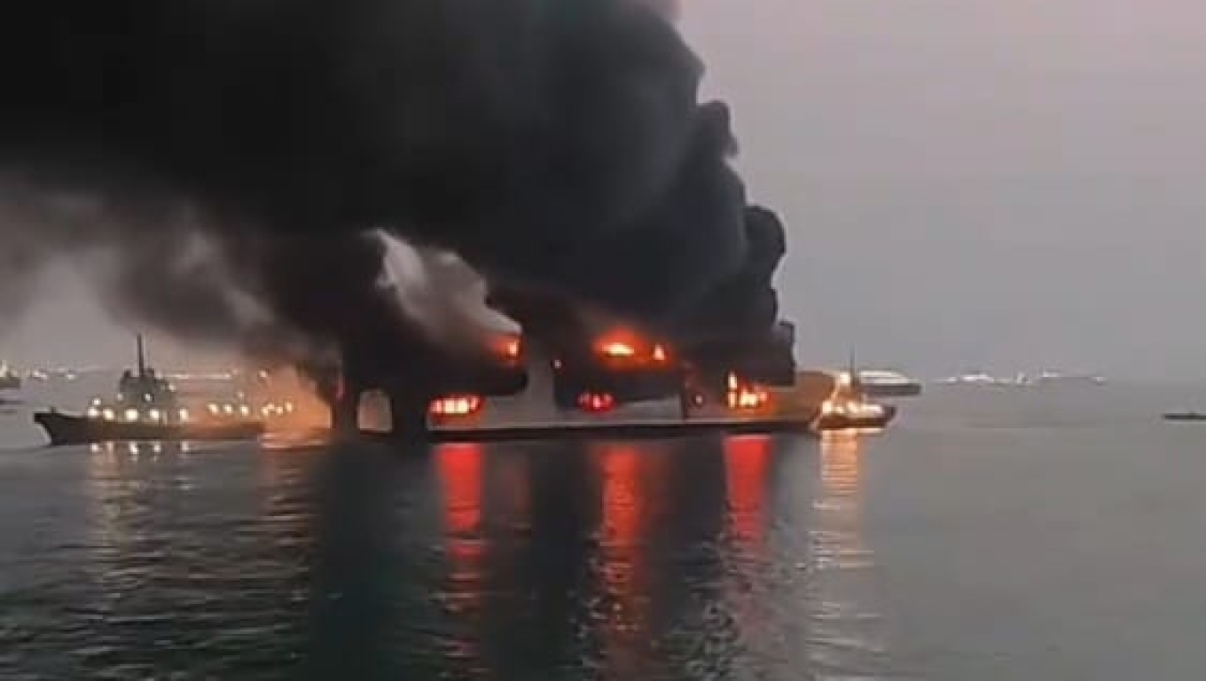 KMP Batumandi yang terbakar di perairan Merak. (Foto: Babe Banten)
