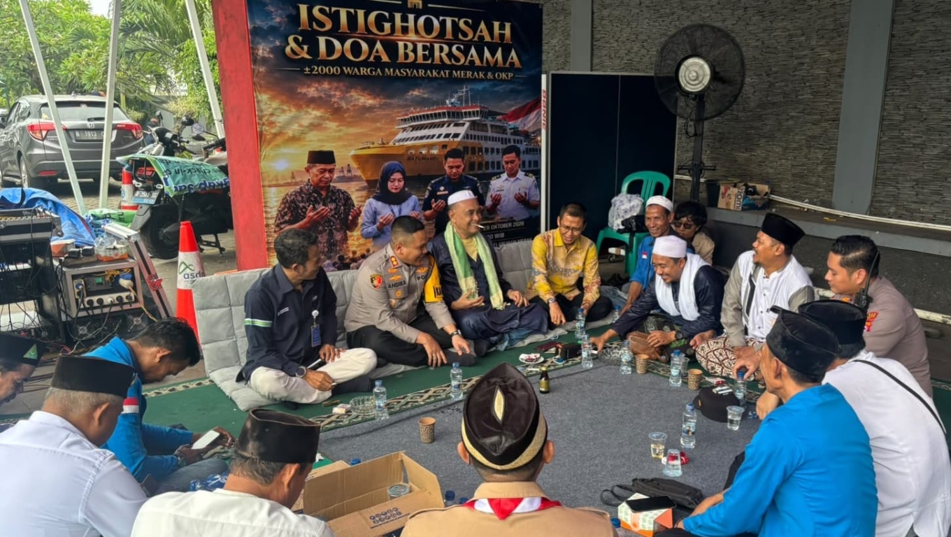 Para tokoh masyarakat Pulomerak berkumpul dengan jajaran Polres Cilegon usai gelar istighosah dan doa bersama.(Foto: Babe Banten)