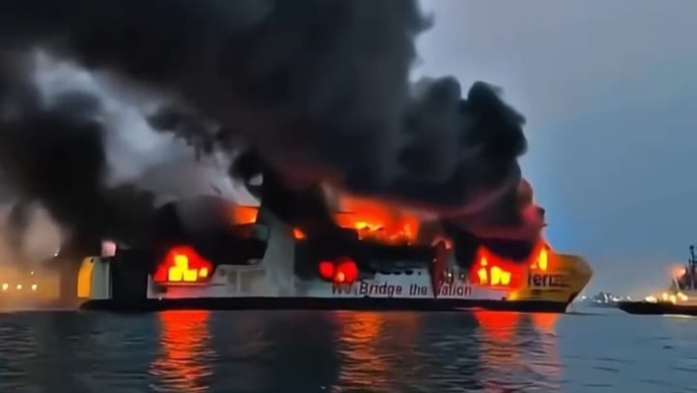 KMP Batumandi yang terbakar di Perairan Merak, Kota Cilegon, Banten.(Foto: Babe Banten)
